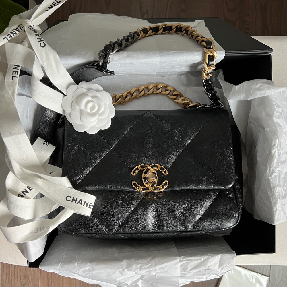 🖤 SOLD🖤 Chanel 19 small bag
